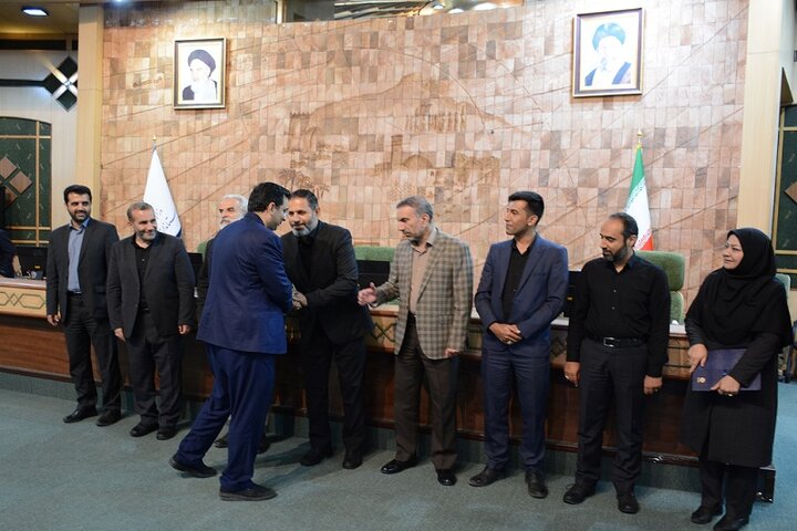 پروژه کتابخانه مرکزی کرمانشاه را به جد پیگیری میکنیم