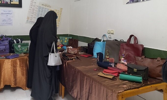 بر پایی نخستین نمایشگاه و فروشگاه تخصصی دستسازههای چرمی در کتابخانه روستایی فرهنگ دستگرد امامزاده