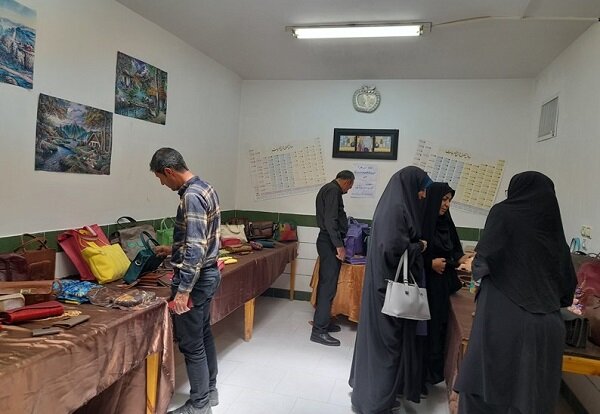 بر پایی نخستین نمایشگاه و فروشگاه تخصصی دستسازههای چرمی در کتابخانه روستایی فرهنگ دستگرد امامزاده