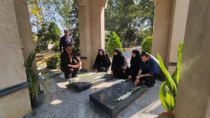 غبارروبی مزار شهدای گمنام سرخرود با حضور مدیرکل ترویج کتابخوانی و امور فرهنگی نهاد