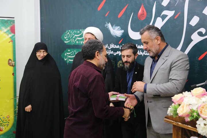 محفل ادبی غزلِخون به مناسبت سالروز شهدای مدافع حرم در سرخرود برگزار شد