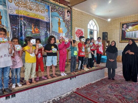 کاروان دانایی سفیر جشنواره کتابخوانی رضوی در روستای خیرآباد شد