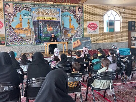 کاروان دانایی سفیر جشنواره کتابخوانی رضوی در روستای خیرآباد شد