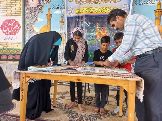 کاروان دانایی سفیر جشنواره کتابخوانی رضوی در روستای خیرآباد شد