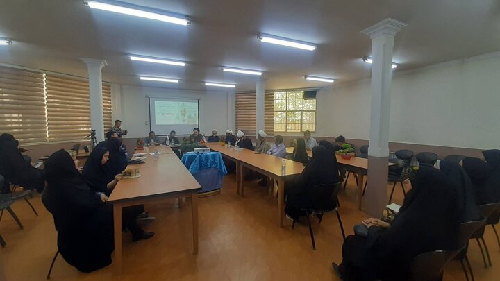 نشست نقد کتاب «اینجا خانه عشق است» در کتابخانه عمومی رسول اکرم (ص) پاکدشت برگزار شد