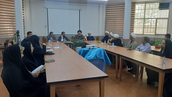 نشست نقد کتاب «اینجا خانه عشق است» در کتابخانه عمومی رسول اکرم (ص) پاکدشت برگزار شد