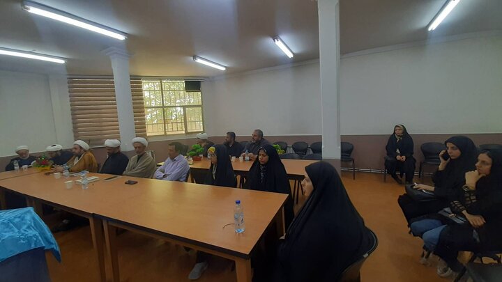 نشست نقد کتاب «اینجا خانه عشق است» در کتابخانه عمومی رسول اکرم (ص) پاکدشت برگزار شد