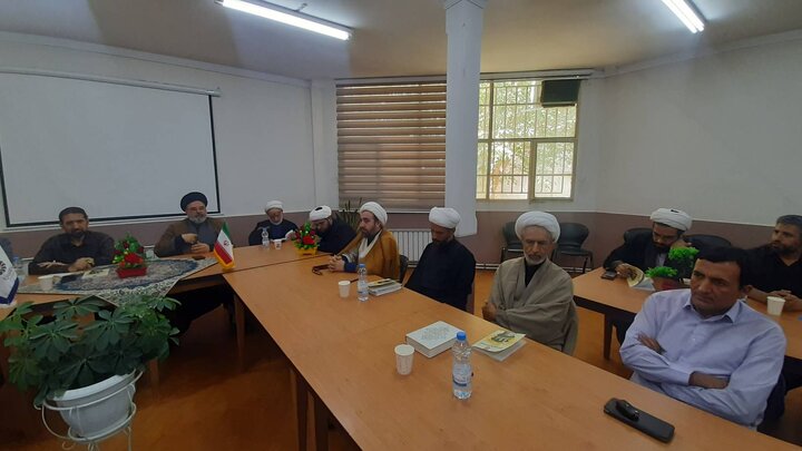 نشست نقد کتاب «اینجا خانه عشق است» در کتابخانه عمومی رسول اکرم (ص) پاکدشت برگزار شد