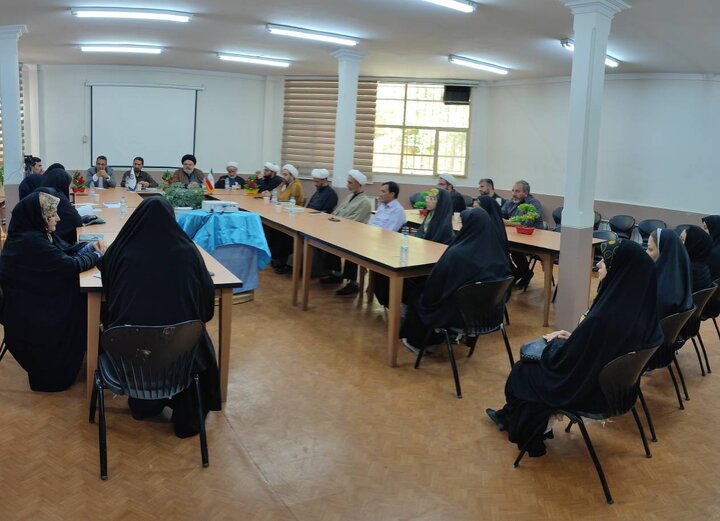 نشست نقد کتاب «اینجا خانه عشق است» در کتابخانه عمومی رسول اکرم (ص) پاکدشت برگزار شد