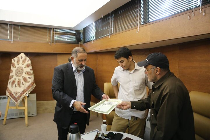 شعر رسای قزوه در هنگام لکنت زبانها