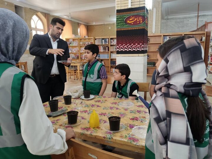 کارگاه‌ آموزشی آشنایی با فضای سبز و محیط‌ زیست در چهار کتابخانه عمومی قم برگزار شد