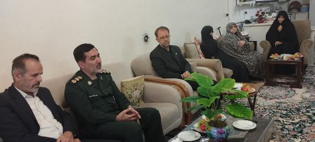 دیدار مدیرکل کتابخانههای عمومی سمنان با خانواده شهیدان والامقام سردار علی شکراللهی و احمد فیروزبخت