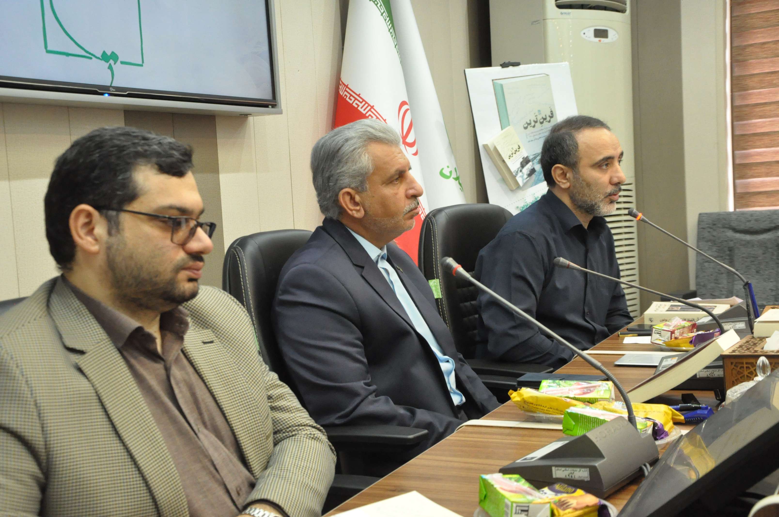 محفل فرهنگی خادمین خردمند همزمان با هفته دولت در رشت برگزار شد