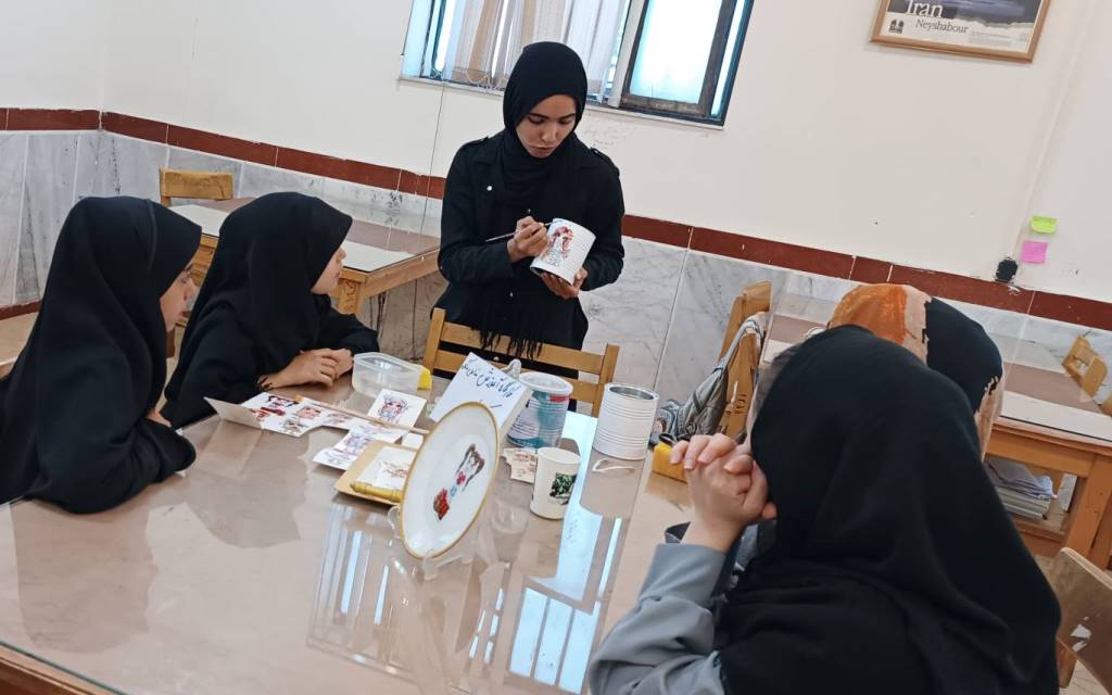 کارگاههای آموزشی با محوریت مسائل خانوادگی و هنری در کتابخانههای عمومی خراسان رضوی