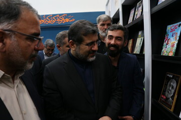 بازدید وزیر فرهنگ و ارشاد اسلامی از بخش های مختلف کتابخانه مرکزی خرم آباد