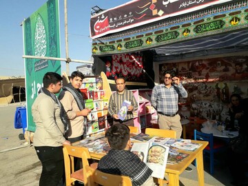 فعالیت قدمگاه کتاب اربعین در موکب شین اداره کل کتابخانه های عمومی استان ایلام
