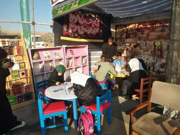 فعالیت قدمگاه کتاب اربعین در موکب شین اداره کل کتابخانه های عمومی استان ایلام