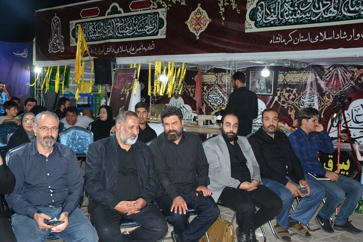 محفل ادبی در مسیر حسین علیهالسلام در موکب اداره کل کتابخانه های عمومی استان کرمانشاه برگزار شد