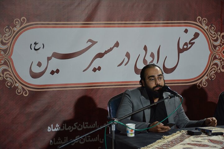 محفل ادبی در مسیر حسین علیهالسلام در موکب اداره کل کتابخانه های عمومی استان کرمانشاه برگزار شد