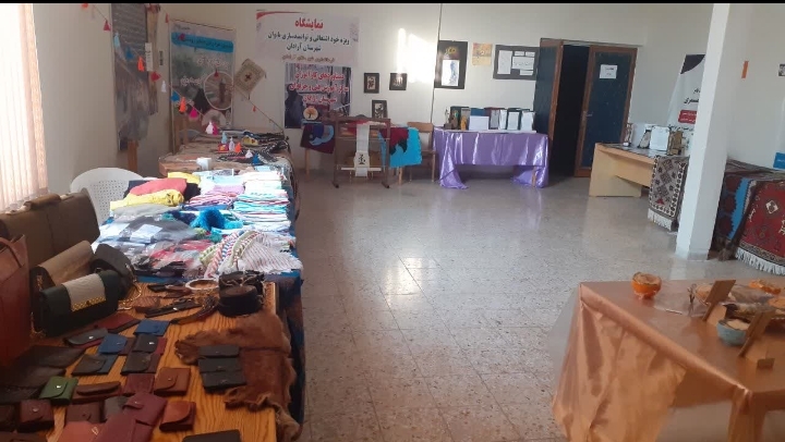 برپایی نمایشگاه ویژه خوداشتغالی و توانمندسازی شهرستان آرادان در کتابخانه عمومی شهید فهمیده