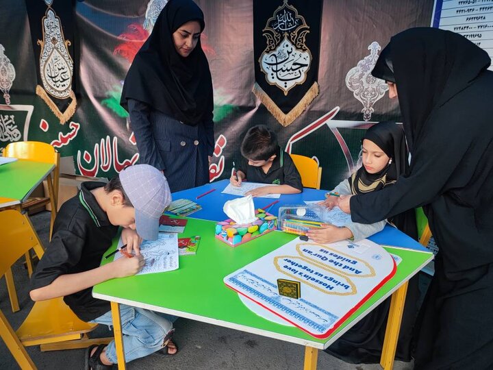 استقبال مردم پایتخت از موکب اداره کل کتابخانههای استان در پیاده روی اربعین حسینی(ع)