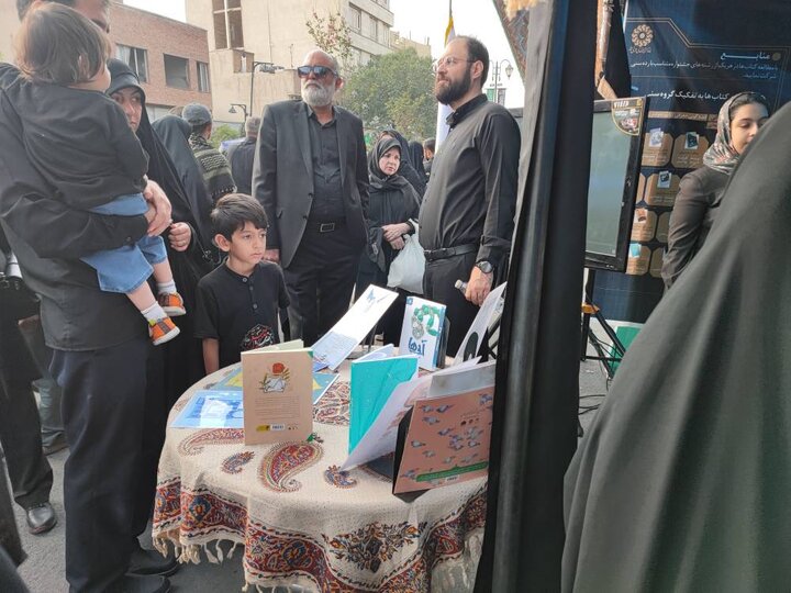 استقبال مردم پایتخت از موکب اداره کل کتابخانههای استان در پیاده روی اربعین حسینی(ع)