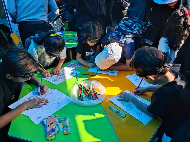 استقبال مردم پایتخت از موکب اداره کل کتابخانه‌های استان در پیاده روی اربعین حسینی(ع)