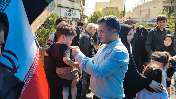 استقبال مردم پایتخت از موکب اداره کل کتابخانه‌های استان در پیاده روی اربعین حسینی(ع)