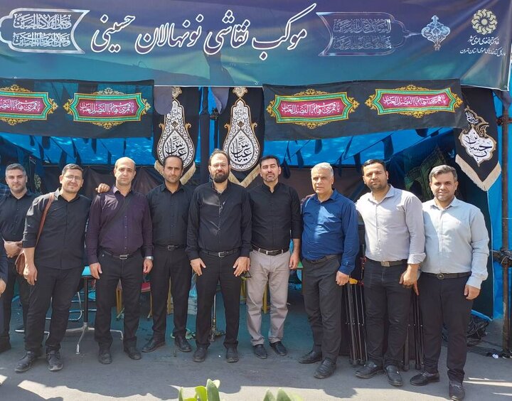 استقبال مردم پایتخت از موکب اداره کل کتابخانه‌های استان در پیاده روی اربعین حسینی(ع)