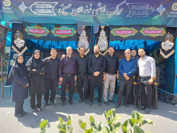 استقبال مردم پایتخت از موکب اداره کل کتابخانه‌های استان در پیاده روی اربعین حسینی(ع)