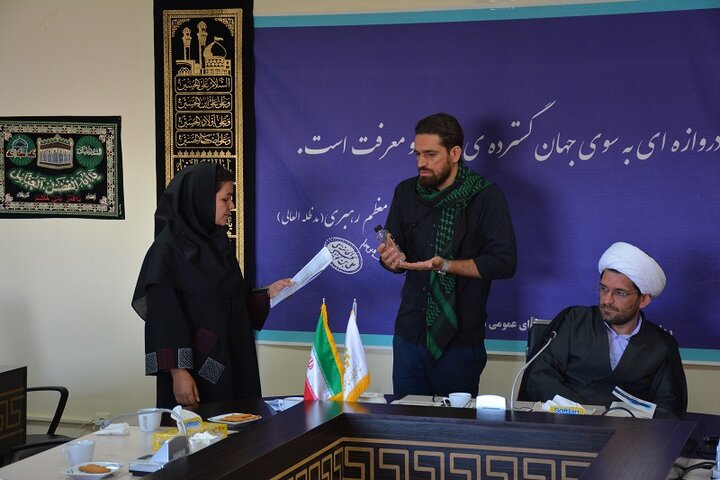 نشست تحلیل و بررسی کتاب «آبیها» در کرمانشاه برگزار شد