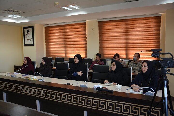 نشست تحلیل و بررسی کتاب «آبیها» در کرمانشاه برگزار شد