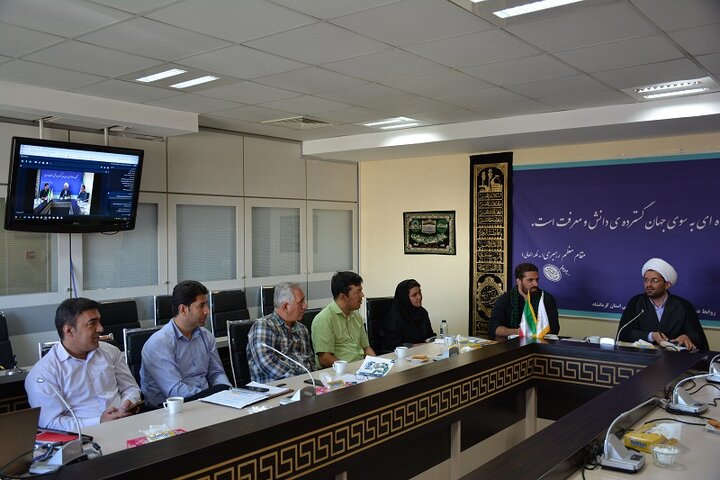 نشست تحلیل و بررسی کتاب «آبیها» در کرمانشاه برگزار شد