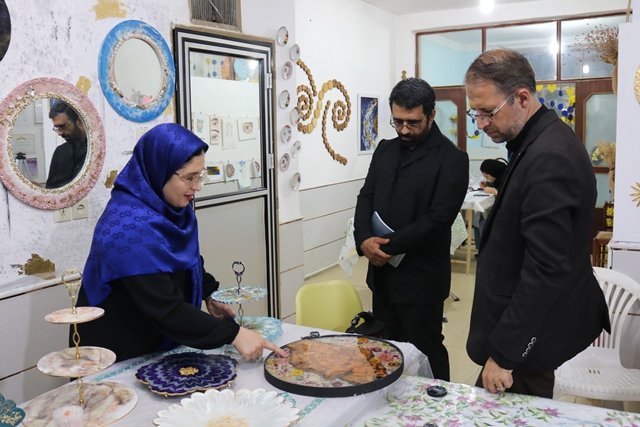 فضای کتابخانه برای انجام آموزشهای هنری، مناسب و دلپذیر است