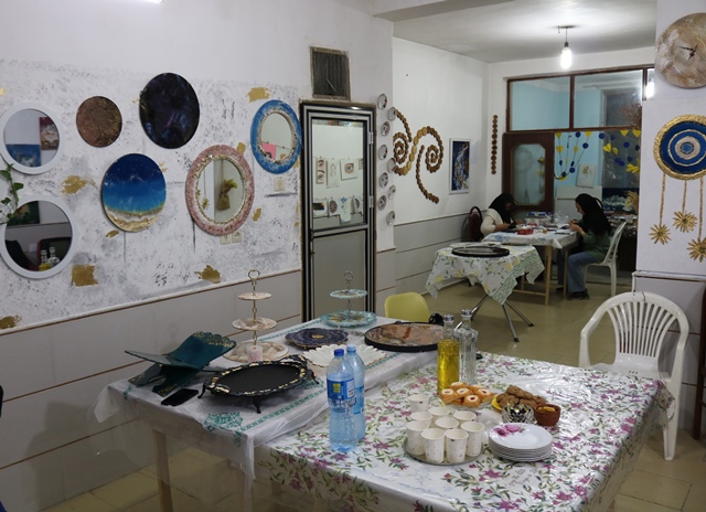 فضای کتابخانه برای انجام آموزشهای هنری، مناسب و دلپذیر است