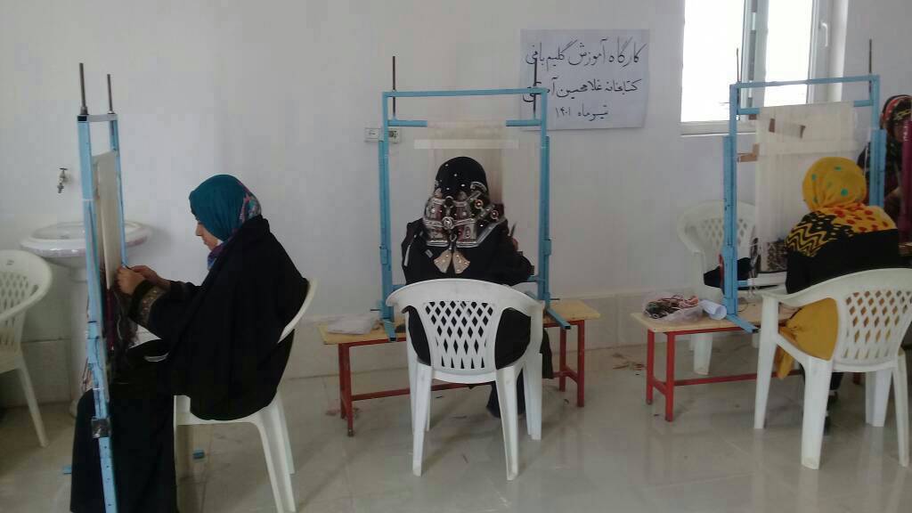 گره خوردن تار و پود گلیمبافی در کتابخانه آستکی