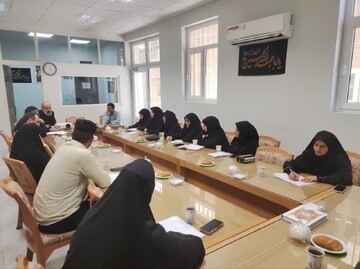 نشست مشترک کتابخانه های عمومی مناطق کم برخوردار استان قم و دفاتر پایگاه های خدمات اجتماعی