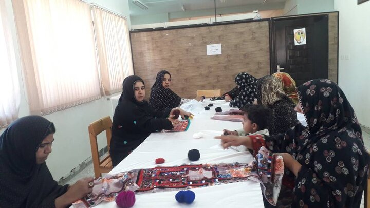 کارگاه سوزندوزی بمپور سیستان و بلوچستان زمینه اشتغال ۲۰۰ بانوی روستایی را فراهم کرد