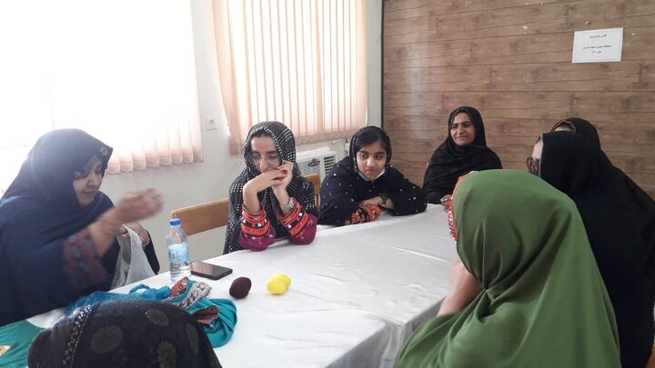 کارگاه سوزندوزی بمپور سیستان و بلوچستان زمینه اشتغال ۲۰۰ بانوی روستایی را فراهم کرد