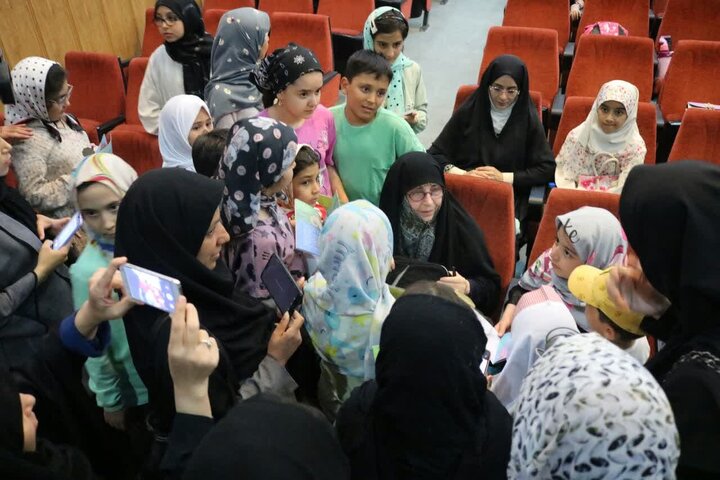 نشست ادبی با حضور «کلر ژوبرت» در اراک برگزار شد