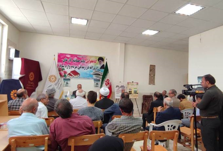 آیین رونمایی از کتاب «شیرین تر از عسل» با حضور نویسنده اثر در کتابخانه حاج عبدالهی نوقاب شهرستان گناباد برگزار شد
