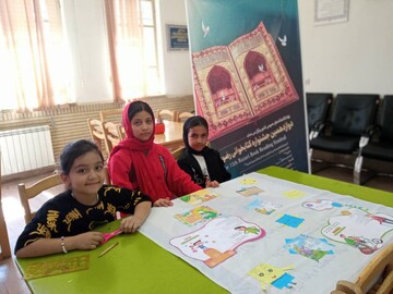 ساخت روزنامه دیواری جشنواره کتابخوانی رضوی در کتابخانه روستایی اشتهارد