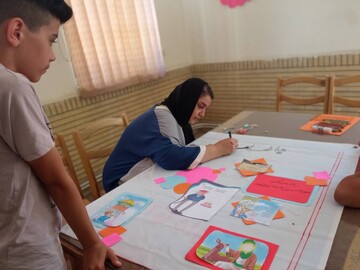 ساخت روزنامه دیواری جشنواره کتابخوانی رضوی در کتابخانه روستایی اشتهارد