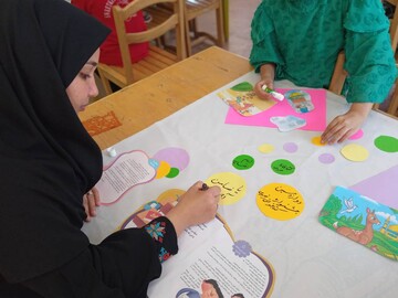 ساخت روزنامه دیواری جشنواره کتابخوانی رضوی در کتابخانه روستایی اشتهارد