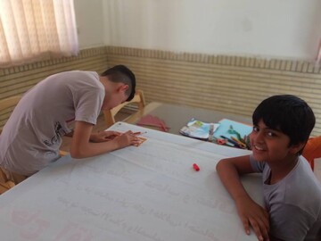 ساخت روزنامه دیواری جشنواره کتابخوانی رضوی در کتابخانه روستایی اشتهارد