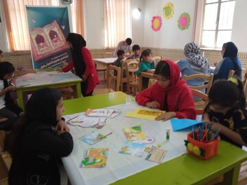 ساخت روزنامه دیواری جشنواره کتابخوانی رضوی در کتابخانه روستایی اشتهارد