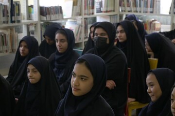 نشست نقد و بررسی کتاب «کبوتر کاغذی» در قم