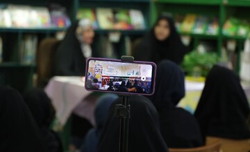 نشست نقد و بررسی کتاب «کبوتر کاغذی» در قم