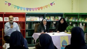 نشست نقد و بررسی کتاب «کبوتر کاغذی» در قم