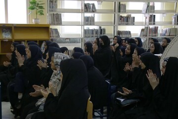 نشست نقد و بررسی کتاب «کبوتر کاغذی» در قم